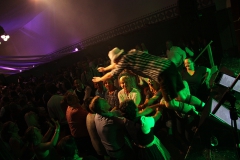 bigpack-partyband-stage-diving
